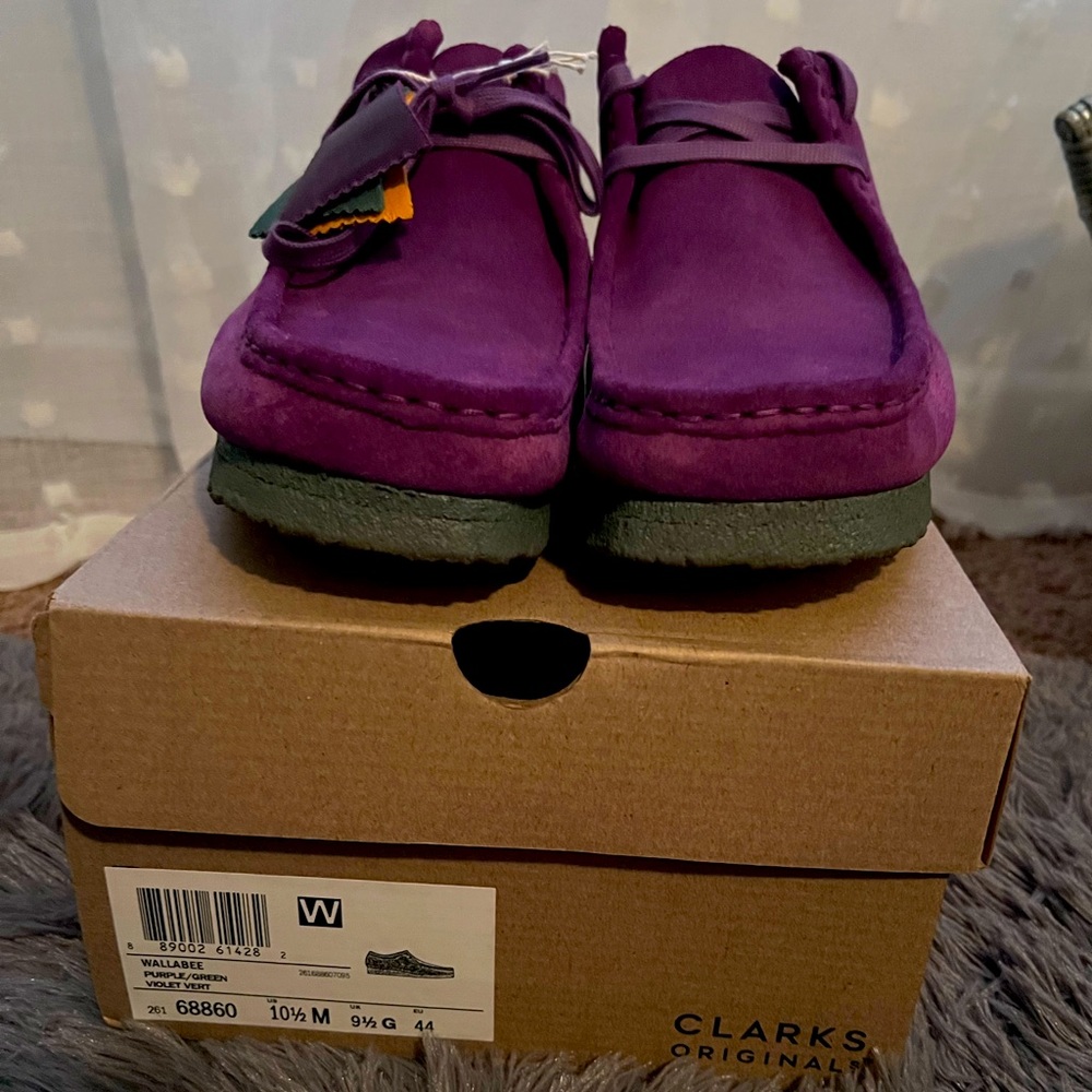 Only worn once ! Gently used men’s Clark’s Wallabees